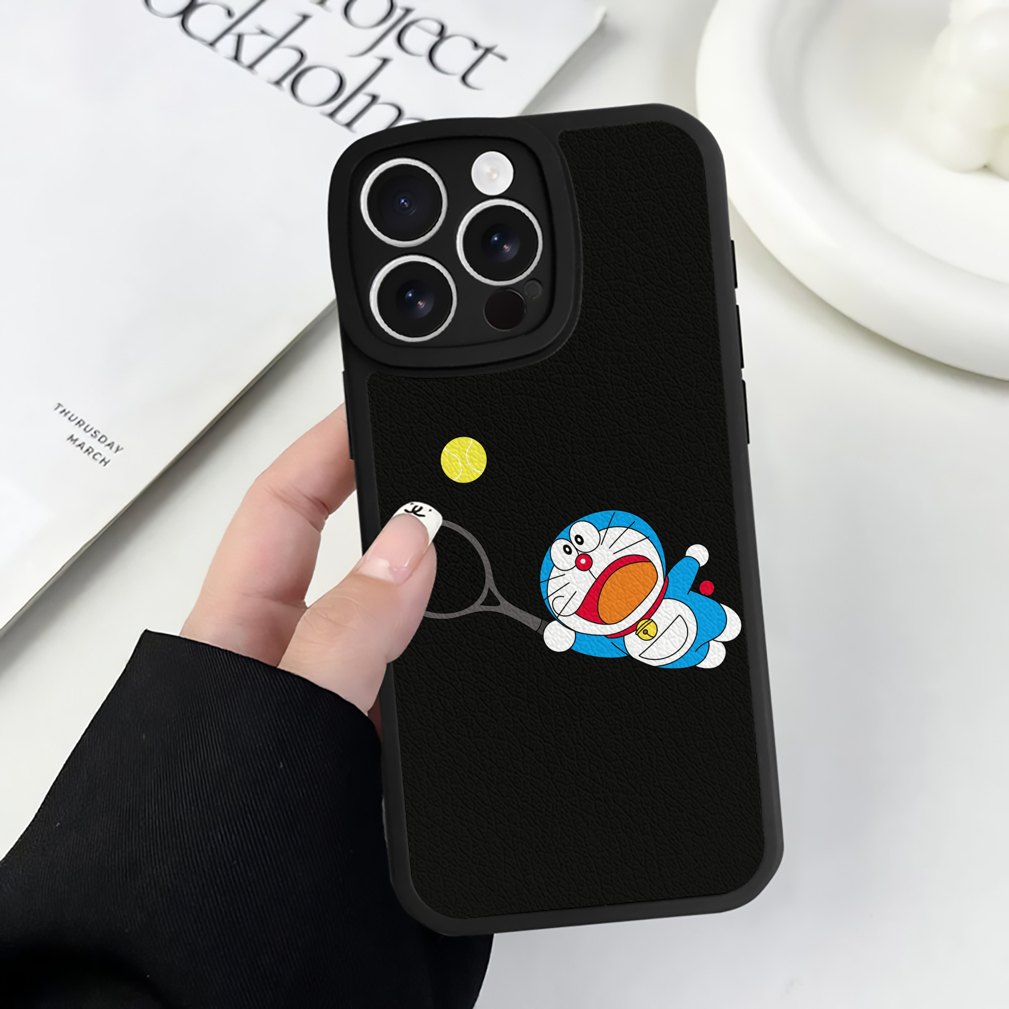 （画像用） ドラえもん Doraemon 【iPhone 16シリーズ対応】シリコンスマホケース（レザー調） 材質：シリコン